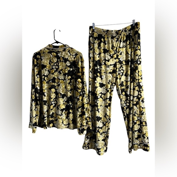 Sofia intimates long sleeve black and gold floral pajama set - Picture 6 of 7